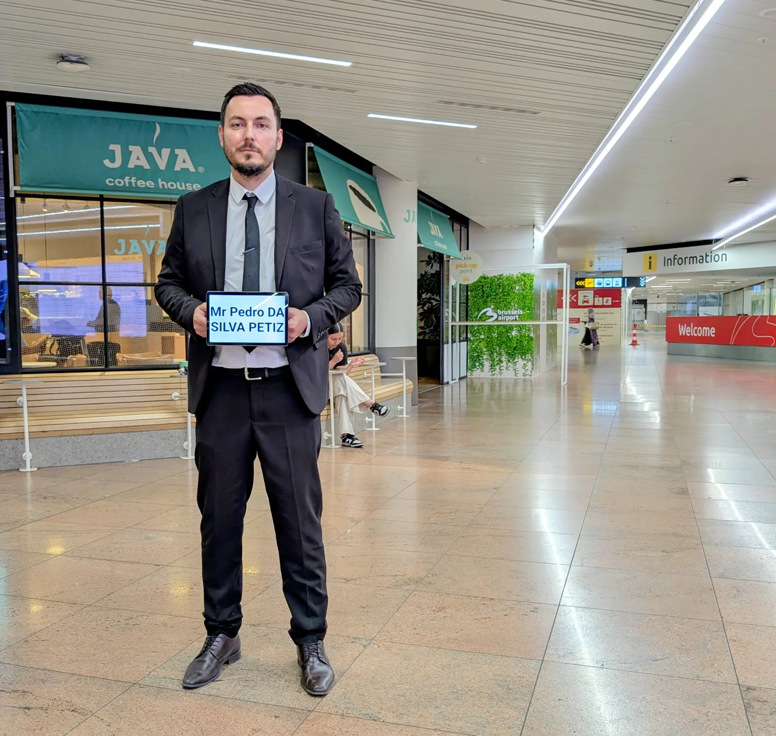 Hall des arrivées de Brussels Airport — point de rencontre Java Coffee House